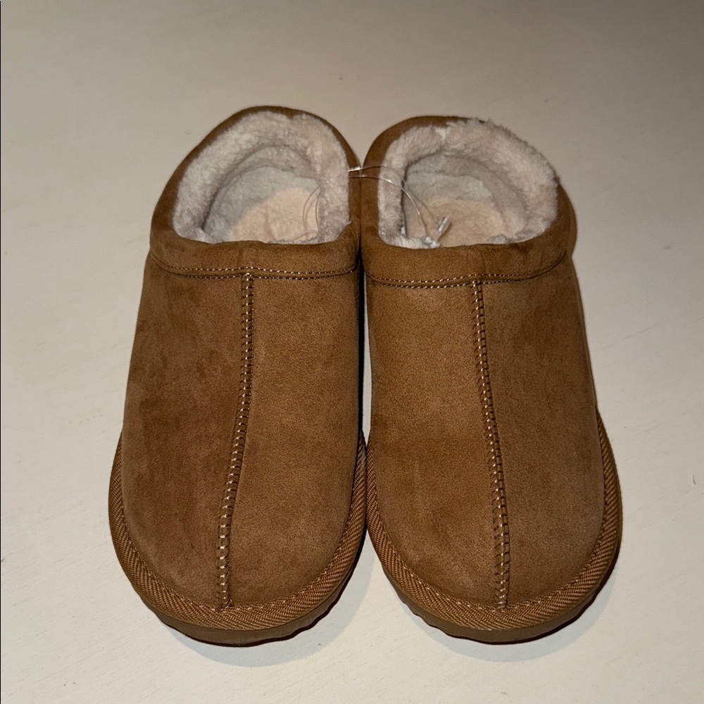 NEW Cozy Tan Suede Slippers NEW sz 4